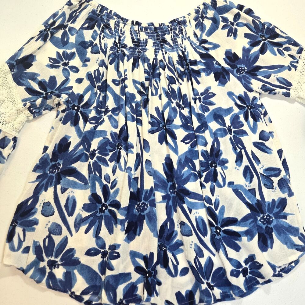 Studio West Women’s Blue And White Floral Blouse Size XL Bohemian Crochet Sleeve
